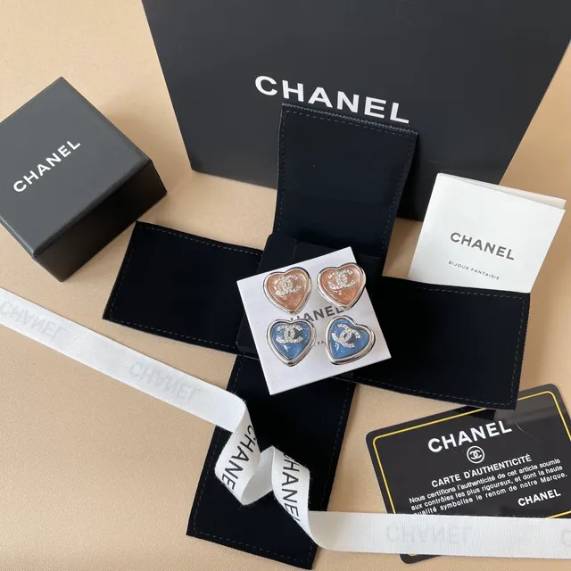 Chanel Bijoux Fantaisie Boucles d'oreilles en forme de cœur rose bleu remplies d'émail 5