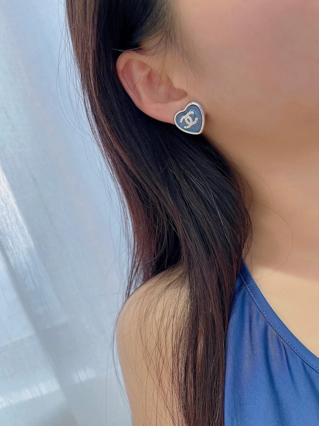 Chanel Bijoux Fantaisie Boucles d'oreilles en forme de cœur rose bleu remplies d'émail 6