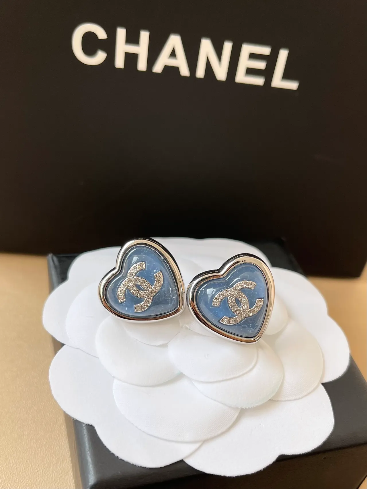 Chanel Bijoux Fantaisie Boucles d'oreilles en forme de cœur rose bleu remplies d'émail 8