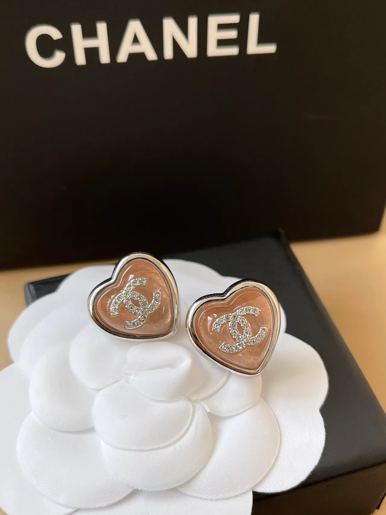 Chanel Bijoux Fantaisie Boucles d'oreilles en forme de cœur rose bleu remplies d'émail 9