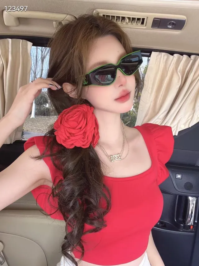 Chanel lunettes de soleil noires et blanches à la silhouette chat-eye avec logo CC entrelacé 5