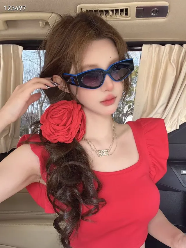 Chanel lunettes de soleil noires et blanches à la silhouette chat-eye avec logo CC entrelacé 7