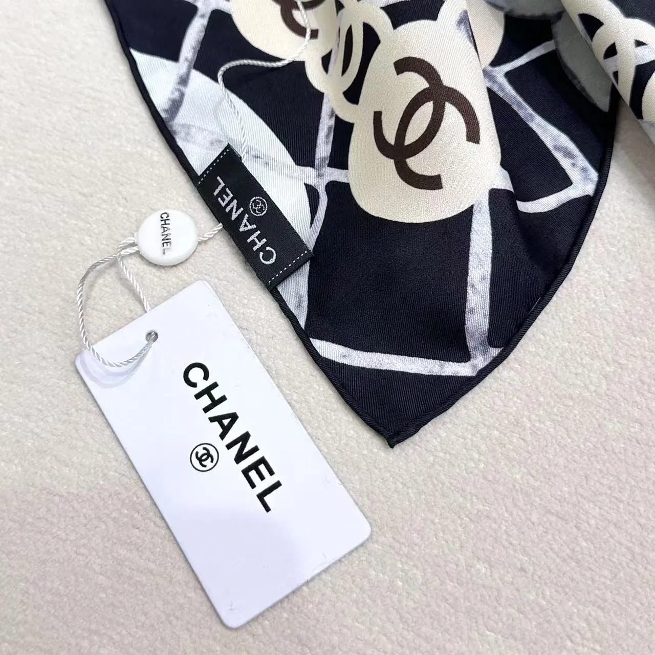 Chanel Blazer en tweed noir et blanc à motif herringbone avec bord en cuir 2
