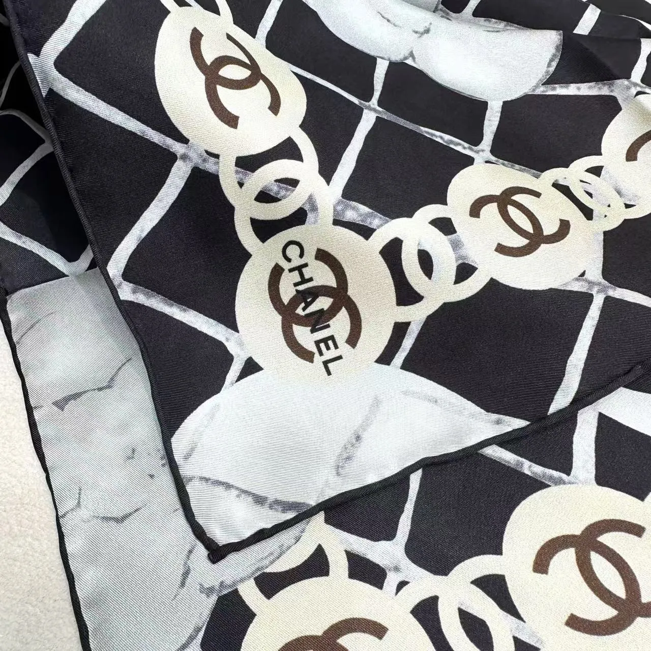 Chanel Blazer en tweed noir et blanc à motif herringbone avec bord en cuir 3