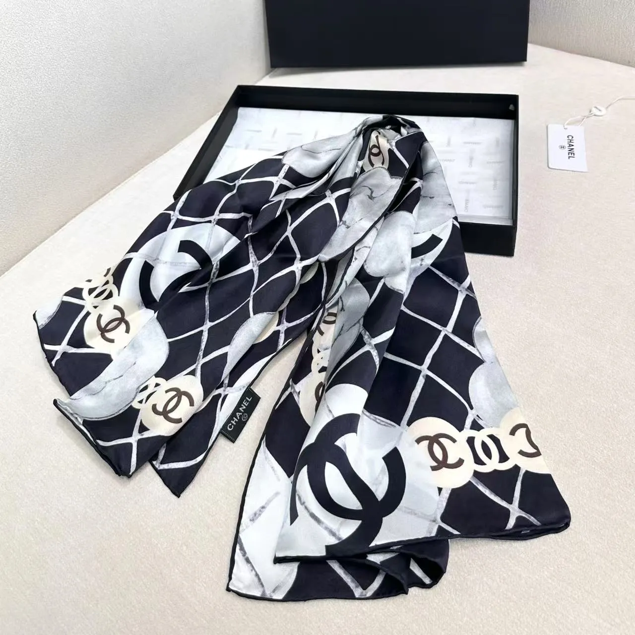 Chanel Blazer en tweed noir et blanc à motif herringbone avec bord en cuir 4