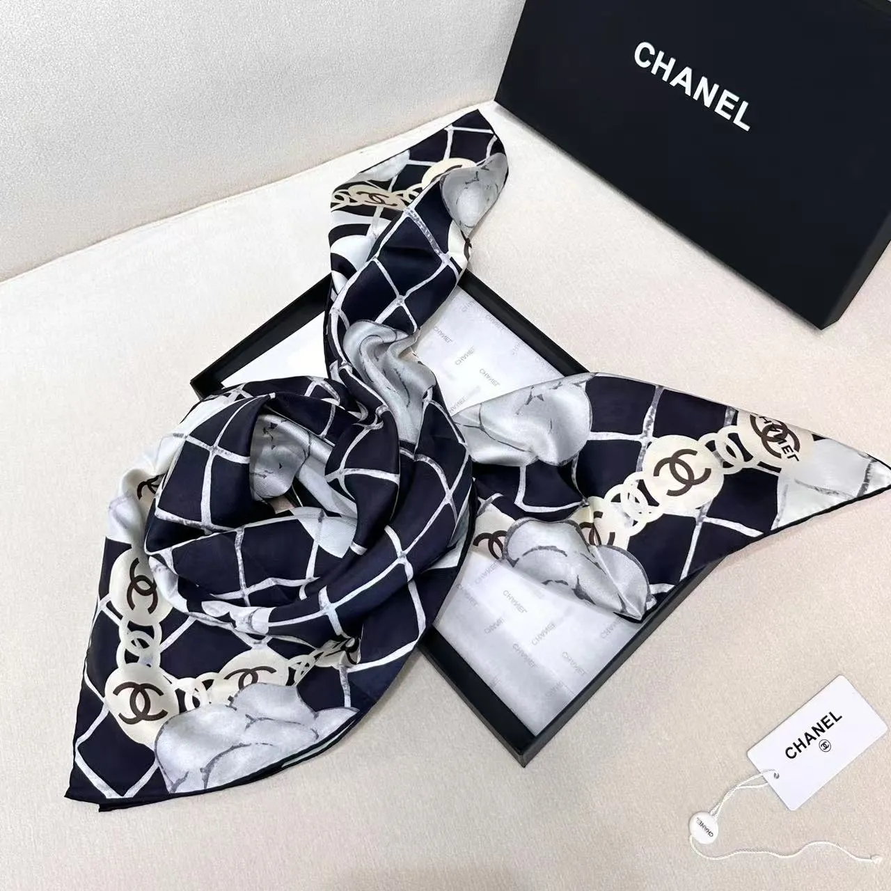 Chanel Blazer en tweed noir et blanc à motif herringbone avec bord en cuir 5