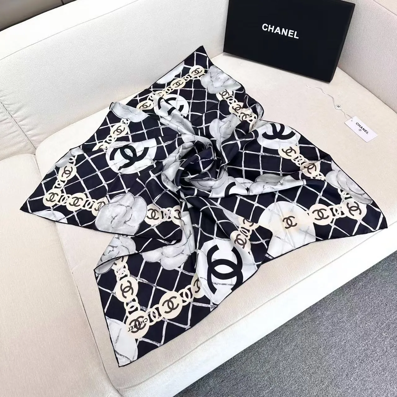 Chanel Blazer en tweed noir et blanc à motif herringbone avec bord en cuir 6