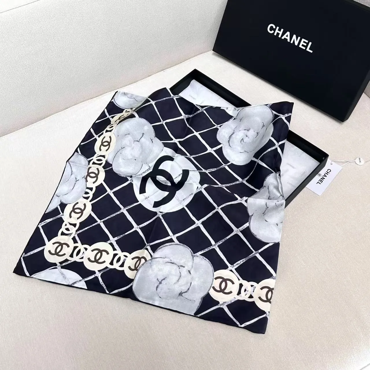 Chanel Blazer en tweed noir et blanc à motif herringbone avec bord en cuir 7