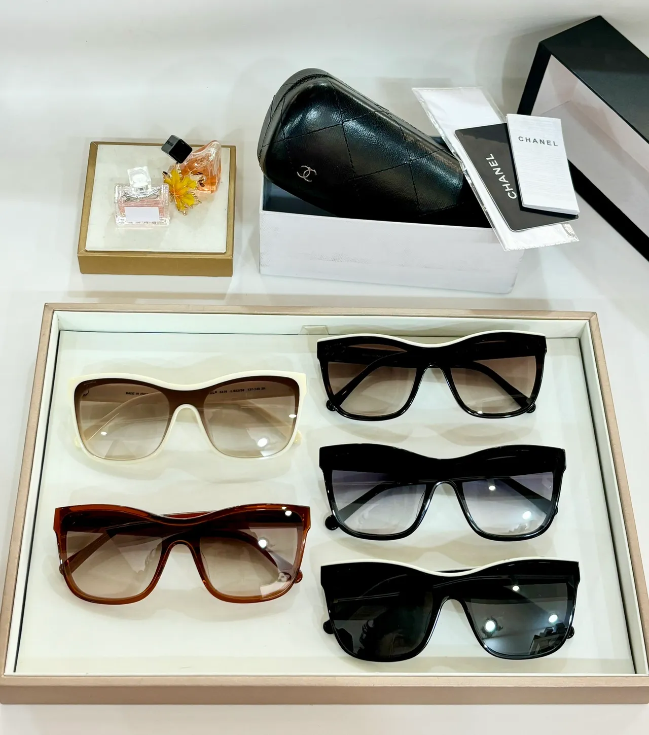Chanel 黑色 白色 拼写品牌字母纹理在镜腿，interlocking CC Logo 光学眼镜 4