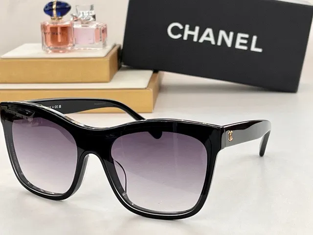Chanel 黑色 白色 拼写品牌字母纹理在镜腿，interlocking CC Logo 光学眼镜 5