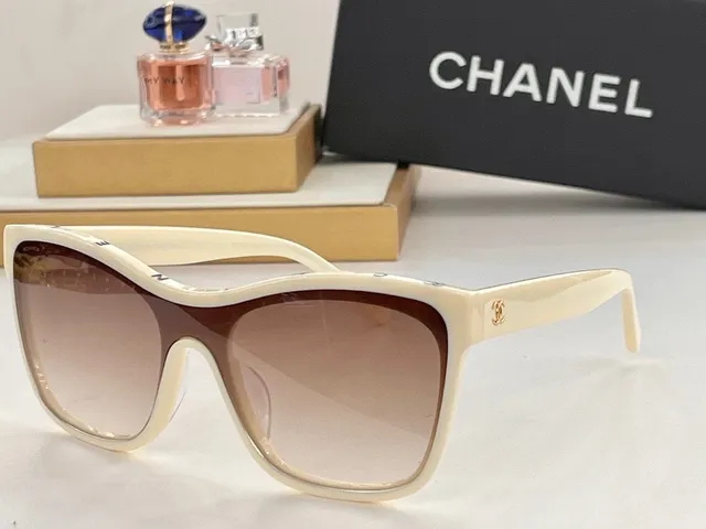 Chanel 黑色 白色 拼写品牌字母纹理在镜腿，interlocking CC Logo 光学眼镜 6