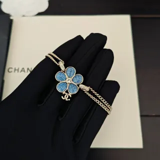 Chanel قلادة زرقاء ذهبية بشكل زهرة منقوشة بقماش الجينز إيمل