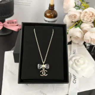 Chanel बوف & CC قلادة ذهبية شفافة مع सلسला ذهبية أكسنت