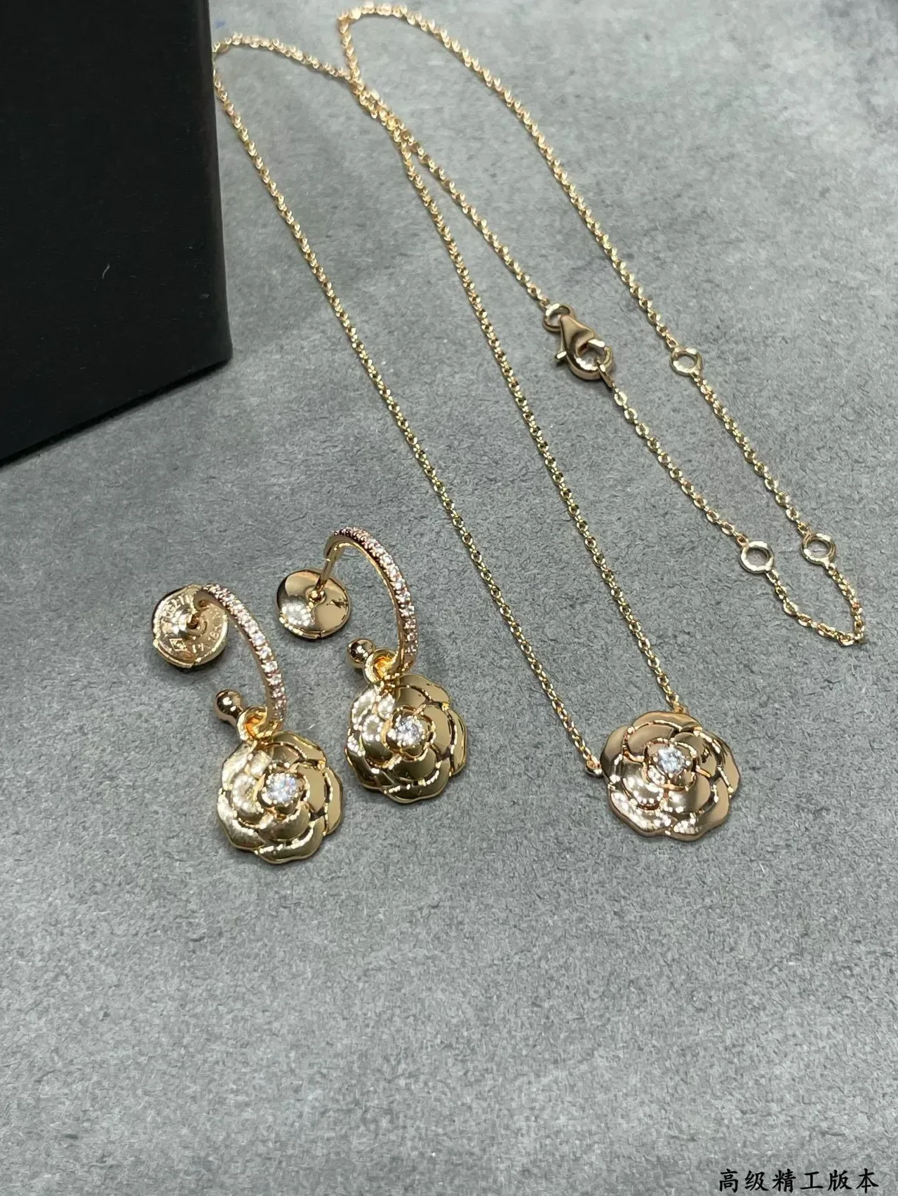 Chanel Camélia Gold boucles d'oreilles camélia 3