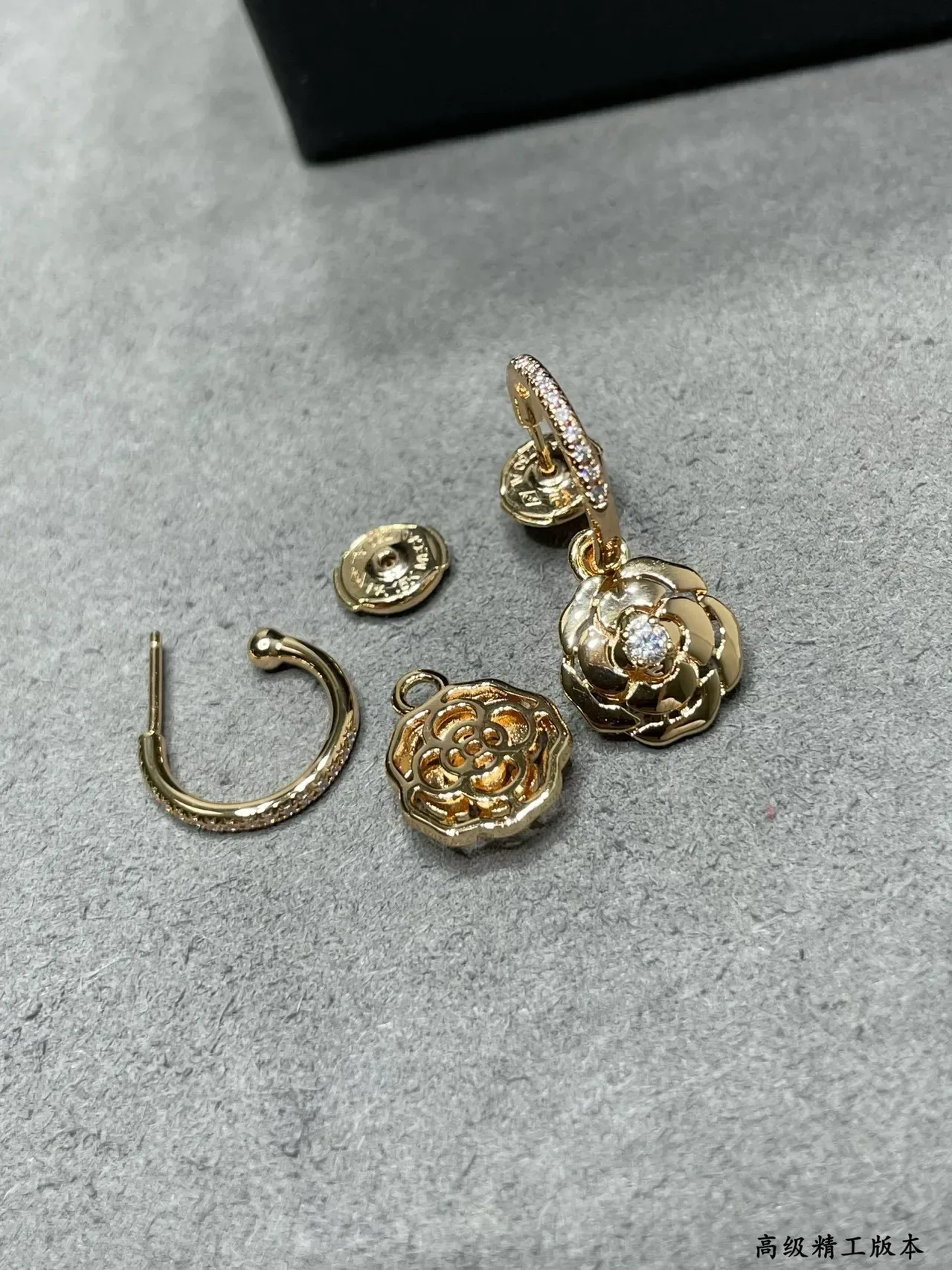 Chanel Camélia Gold boucles d'oreilles camélia 4