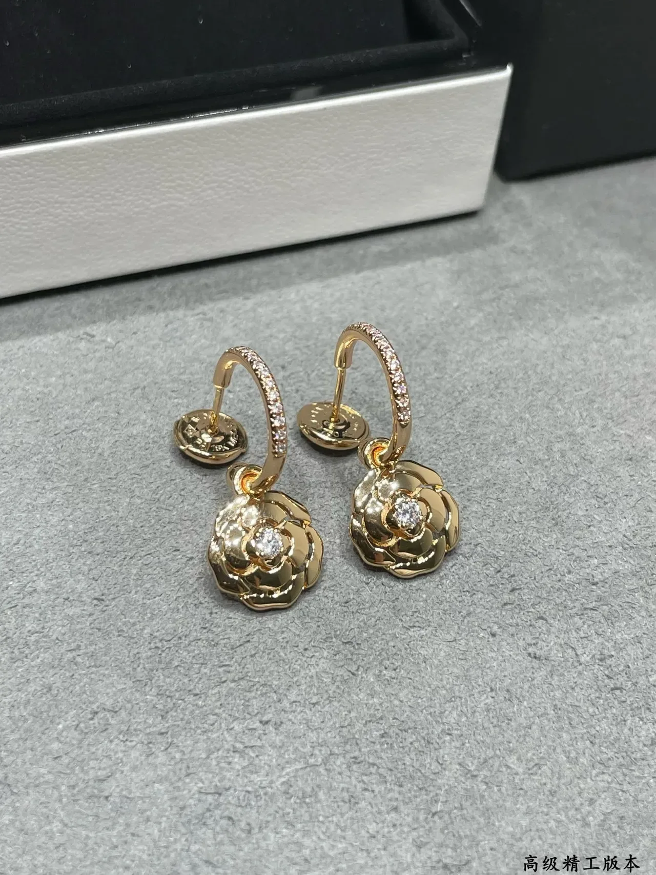 Chanel Camélia Gold boucles d'oreilles camélia 7