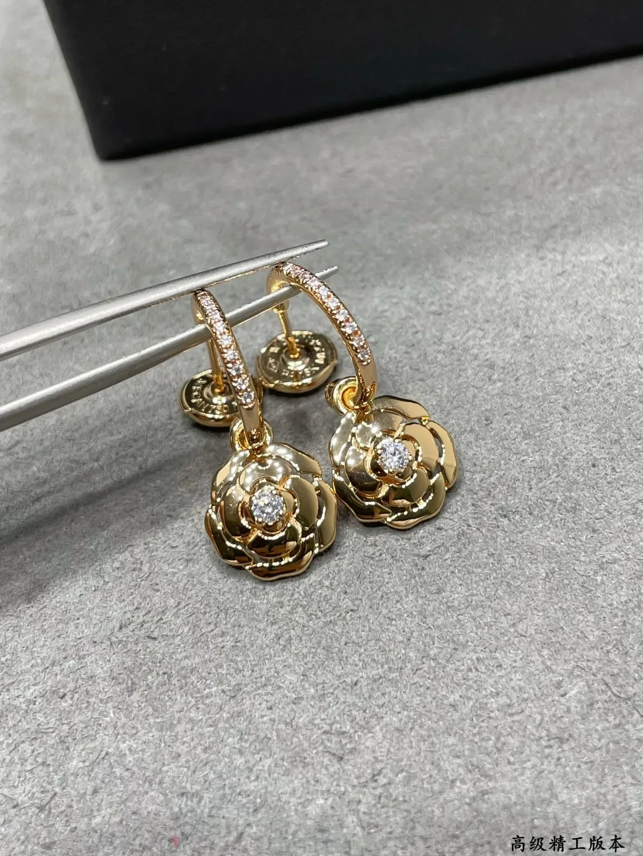 Chanel Camélia Gold boucles d'oreilles camélia 8