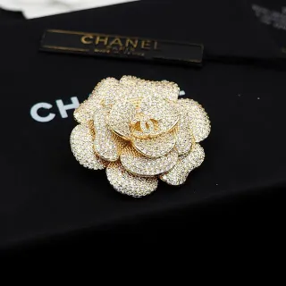 Chanel Camellia Brooch गोल्ड टोन पवé क्रिस्टल फ्लोरल ब्रोच