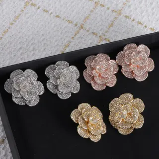 Chanel Camellia Brooch पवेज़-क्रिस्टल पर्ल-सेंटर मल्टी-टोन मेटल ब्रोचेस
