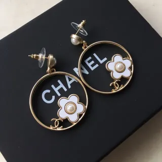 Chanel كاميليا زهرة دائري ذهبي أبيض مينا أقراط