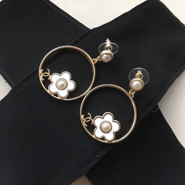 Chanel ক্যামেলিয়া ফুল হুপ সোনা সাদা এনামেল ইয়াররিংস 3