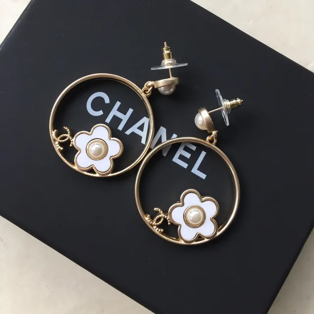 Chanel ক্যামেলিয়া ফুল হুপ সোনা সাদা এনামেল ইয়াররিংস 5