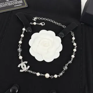 Chanel Camellia 白色银色 珍珠 水晶 串珠链 Pavé CC Logo 魅力吊坠项链