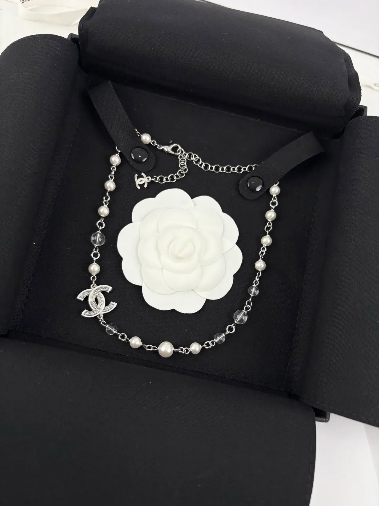 Chanel Camélia Colar Branco Prata Pérola e Cristal Corrente de Pérolas Pavé CC Logo Charm 4