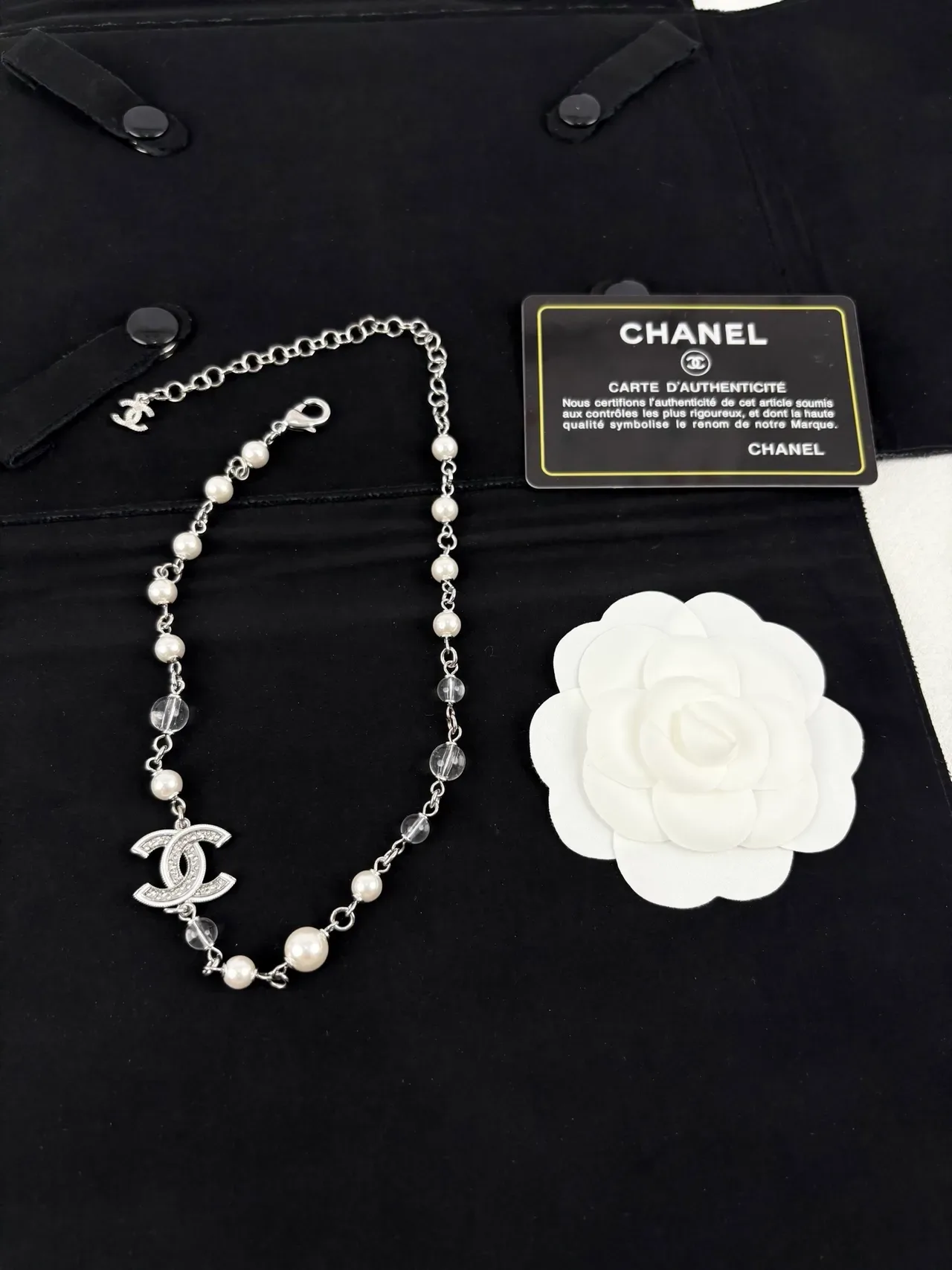 Chanel Camélia Colar Branco Prata Pérola e Cristal Corrente de Pérolas Pavé CC Logo Charm 9