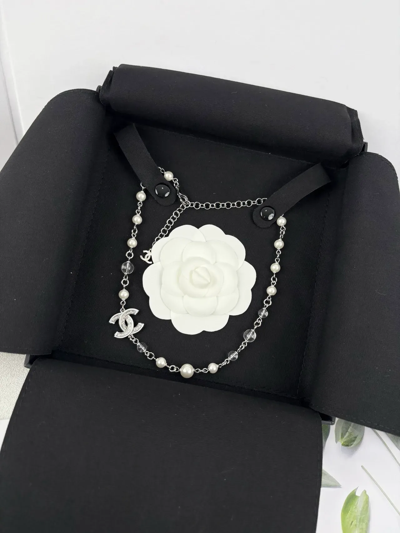 Chanel Camélia Colar Branco Prata Pérola e Cristal Corrente de Pérolas Pavé CC Logo Charm 14