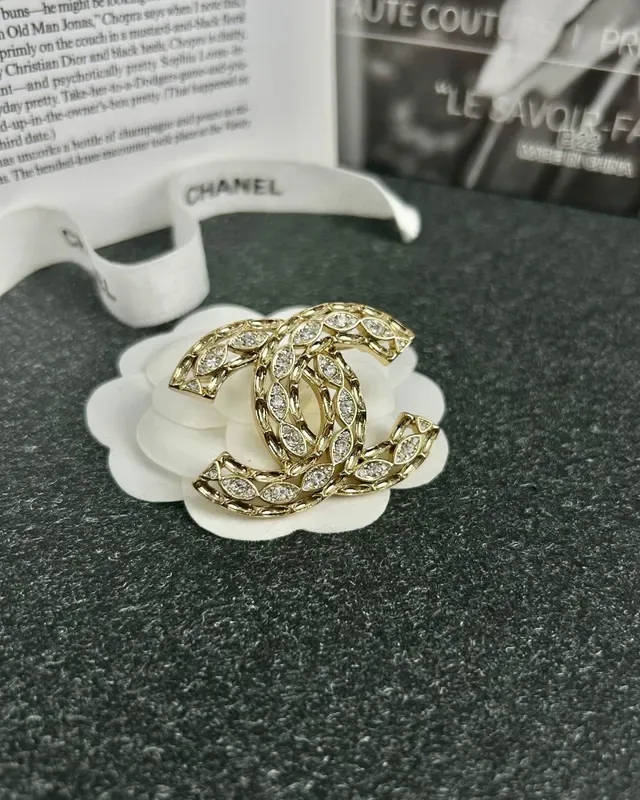 Chanel CC Broche Doré Pavé Cristal Motif Feuille 3
