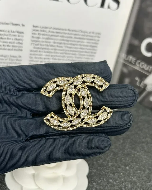 Chanel CC Broche Doré Pavé Cristal Motif Feuille 4