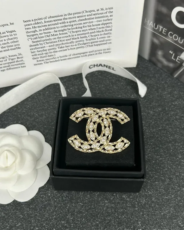 Chanel CC Broche Doré Pavé Cristal Motif Feuille 5