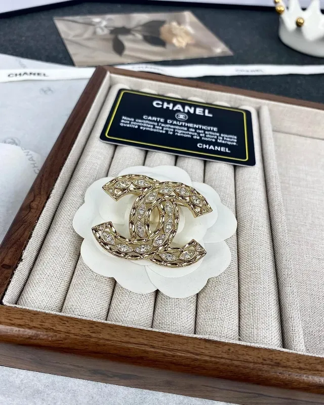 Chanel CC Broche Doré Pavé Cristal Motif Feuille 6