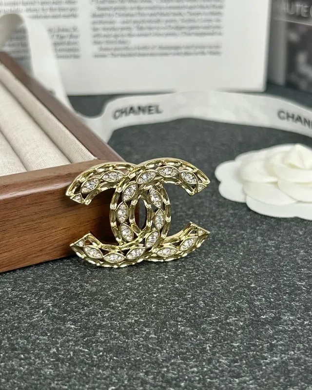 Chanel CC Broche Doré Pavé Cristal Motif Feuille 7