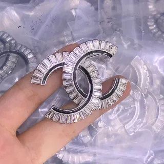 Chanel CC Brooch चांदी काला इंटरलॉकिंग मोटिफ बैगेट-कट क्रिस्टल पेव ब्रोच