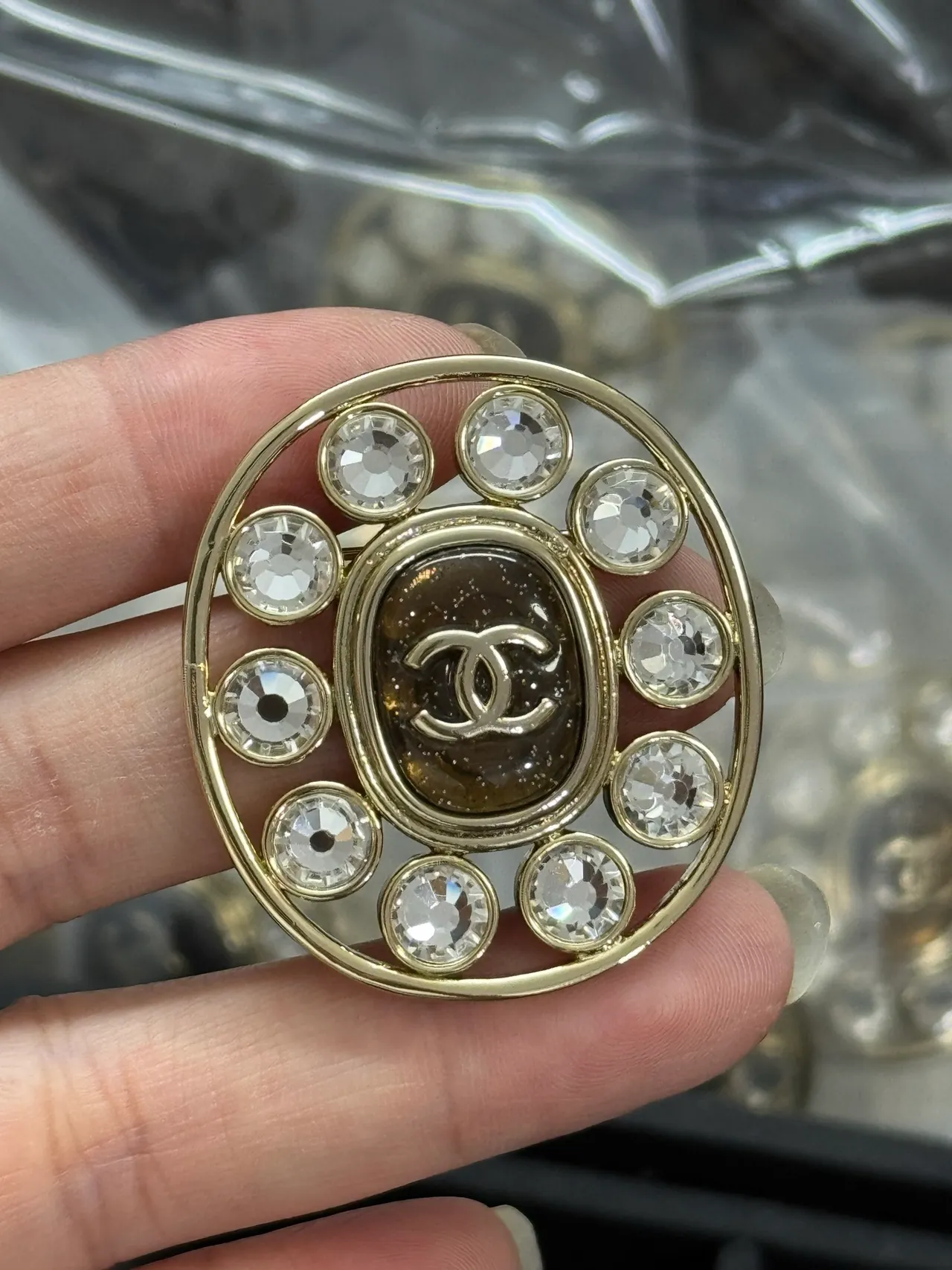 Chanel CC गोलाकार क्रिस्टल स्वर्ण-टोन ब्रोच 2