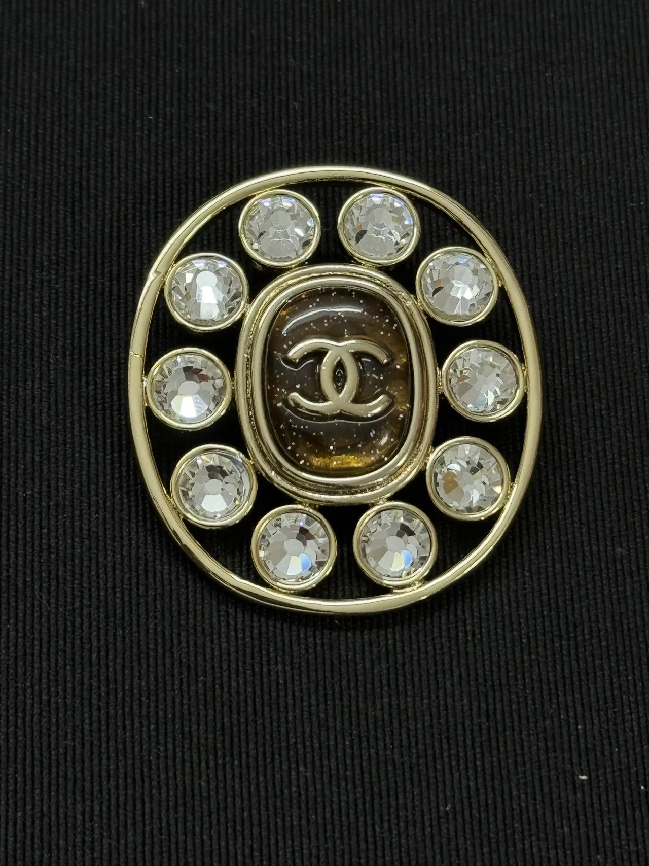 Chanel CC गोलाकार क्रिस्टल स्वर्ण-टोन ब्रोच 3