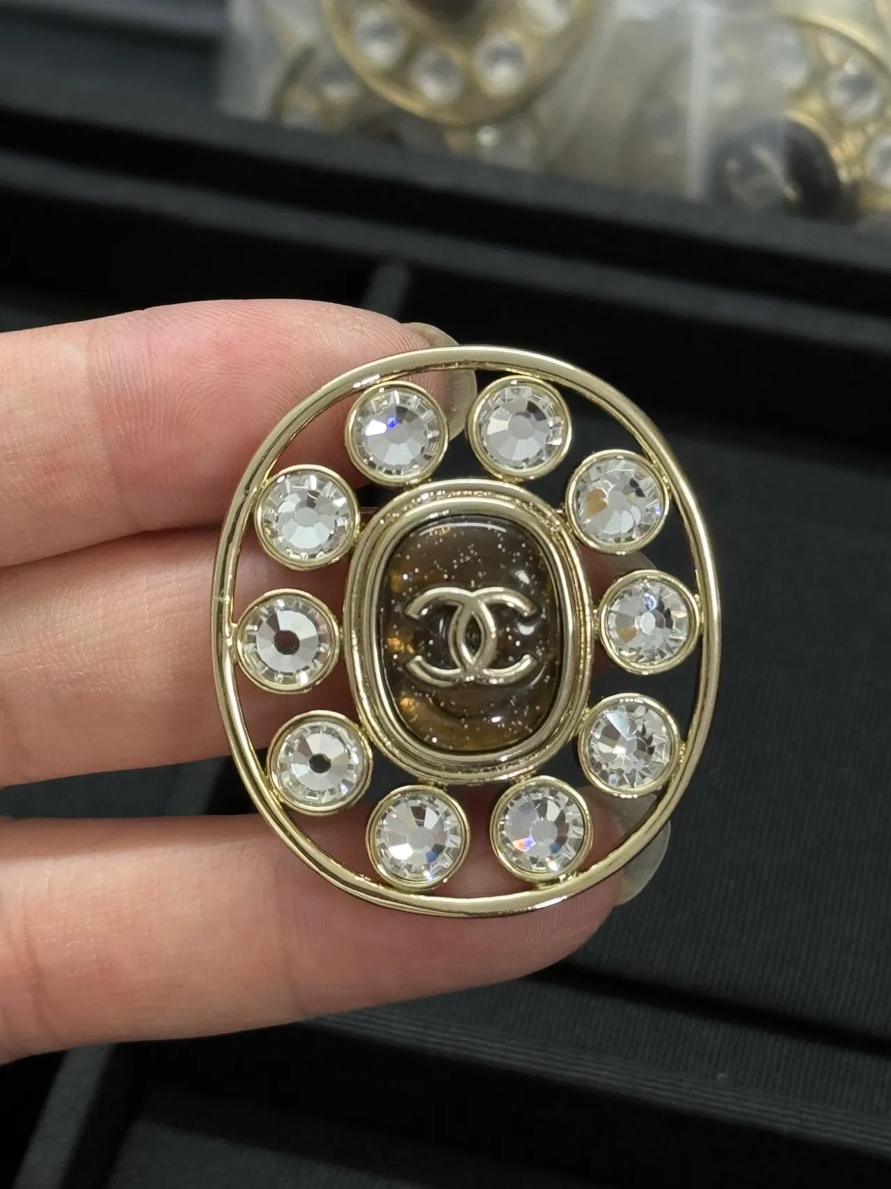 Chanel CC गोलाकार क्रिस्टल स्वर्ण-टोन ब्रोच 4