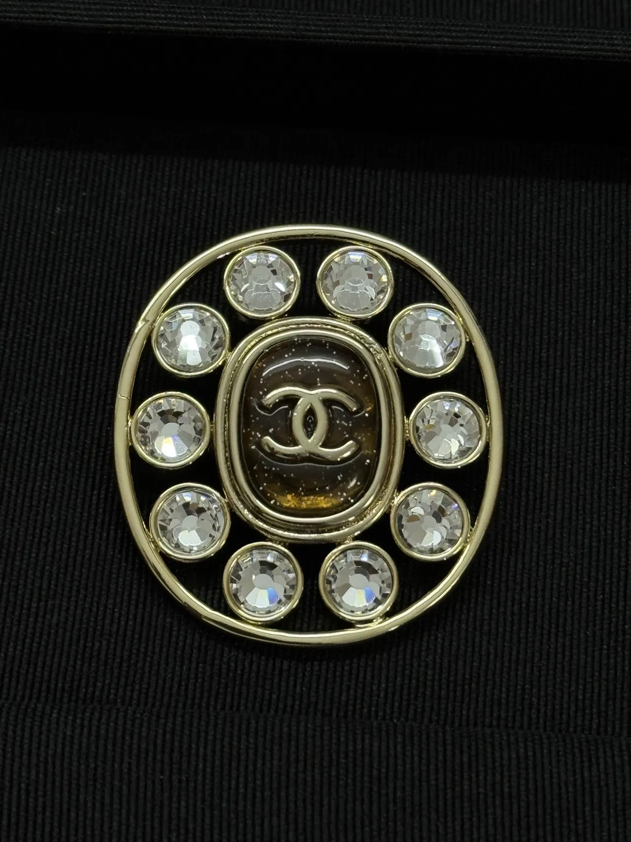 Chanel CC गोलाकार क्रिस्टल स्वर्ण-टोन ब्रोच 5