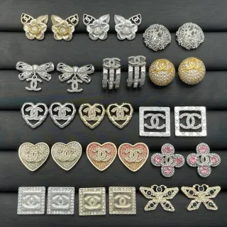 Chanel CC Logo Brooch Collection चांदी सोना क्रिस्टल-एम्बेलिश्ड क्विल्टेड पैटर्न ब्रोच