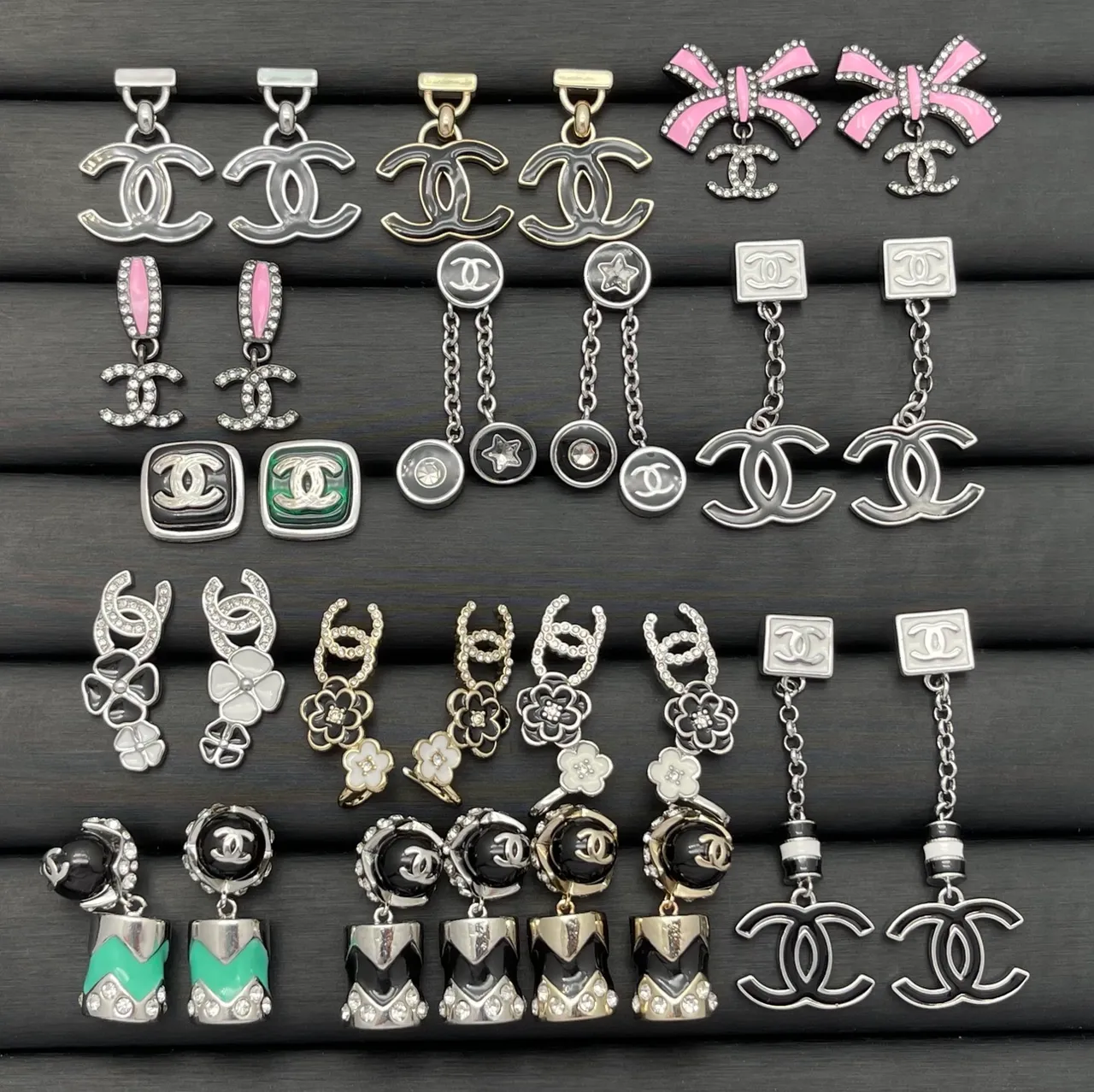 Chanel CC Logo Brooch Collection রুপো সোনা ক্রিস্টাল-এম্বেলিশড কুইল্টেড মোটিফ ব্রোচ 5