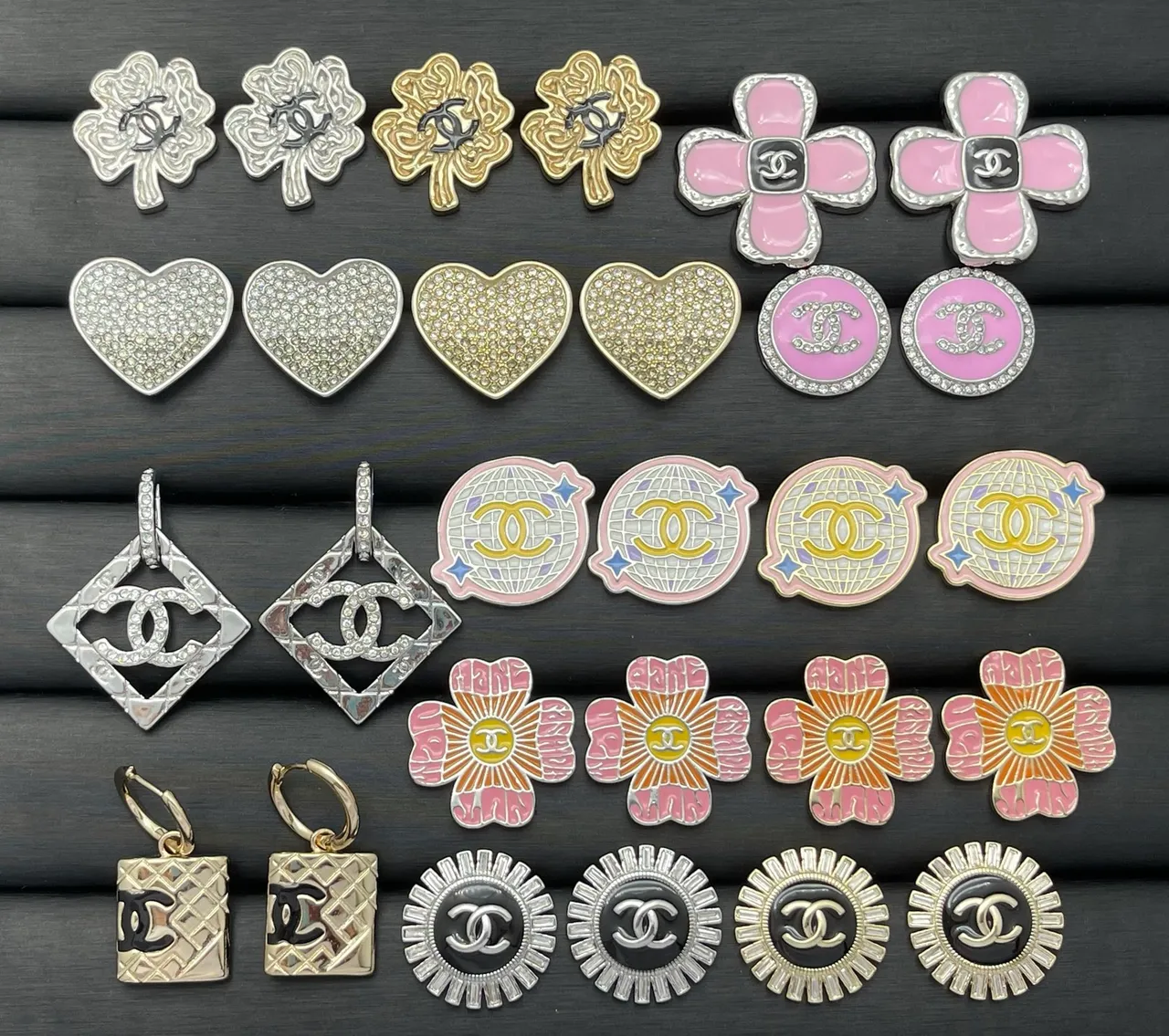 Chanel CC Logo Brooch Collection রুপো সোনা ক্রিস্টাল-এম্বেলিশড কুইল্টেড মোটিফ ব্রোচ 7
