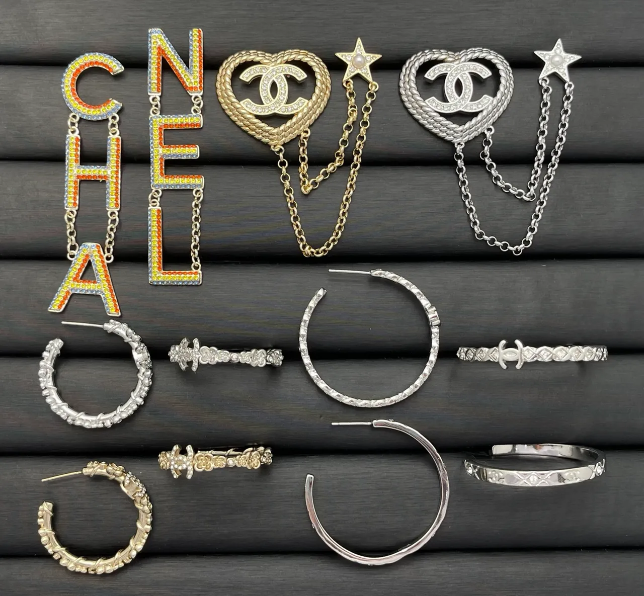 Chanel CC Logo Brooch Collection রুপো সোনা ক্রিস্টাল-এম্বেলিশড কুইল্টেড মোটিফ ব্রোচ 8