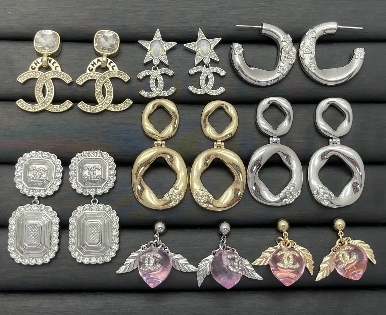 Chanel CC Logo Brooch Collection রুপো সোনা ক্রিস্টাল-এম্বেলিশড কুইল্টেড মোটিফ ব্রোচ 9