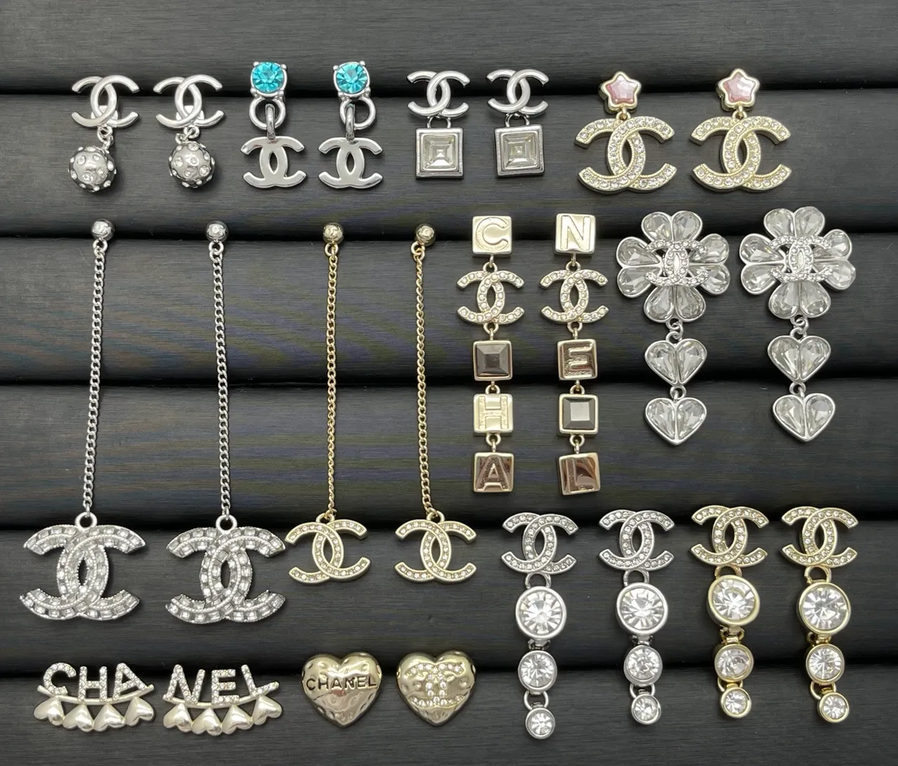 Chanel CC Logo Brooch Collection রুপো সোনা ক্রিস্টাল-এম্বেলিশড কুইল্টেড মোটিফ ব্রোচ 10