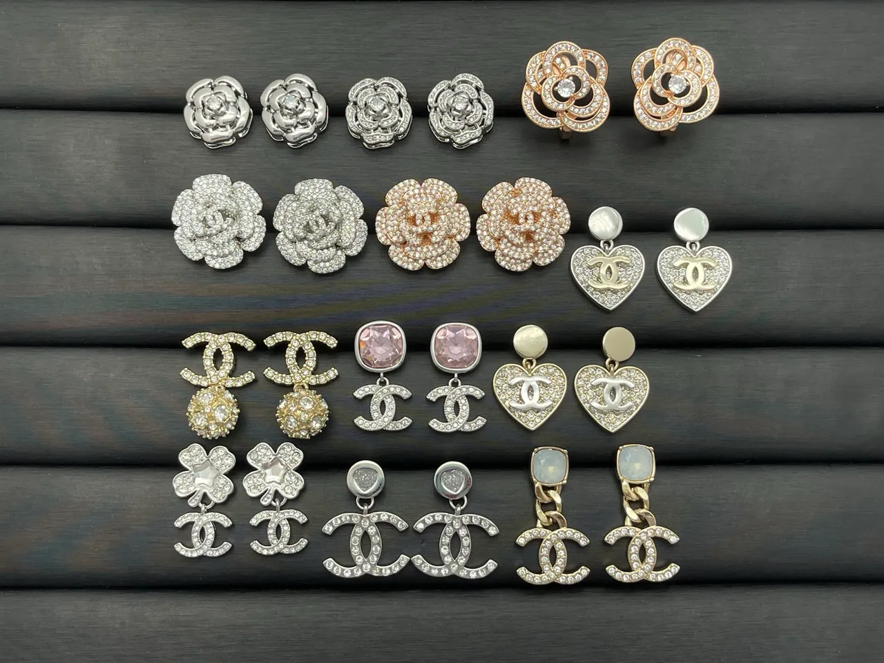 Chanel CC Logo Brooch Collection রুপো সোনা ক্রিস্টাল-এম্বেলিশড কুইল্টেড মোটিফ ব্রোচ 11