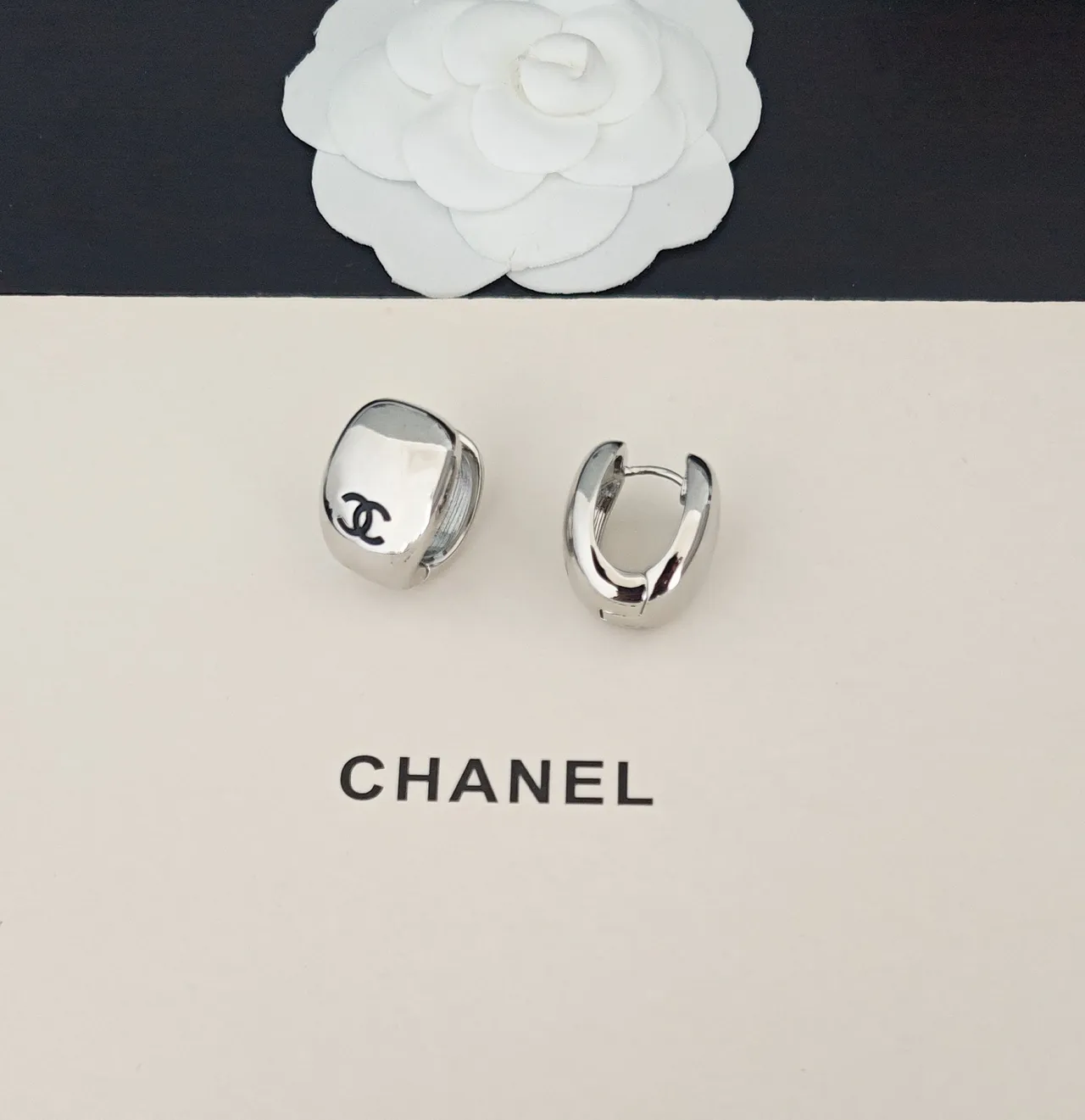 Chanel CC Logo أقراط كليب فضة مصقولة 2