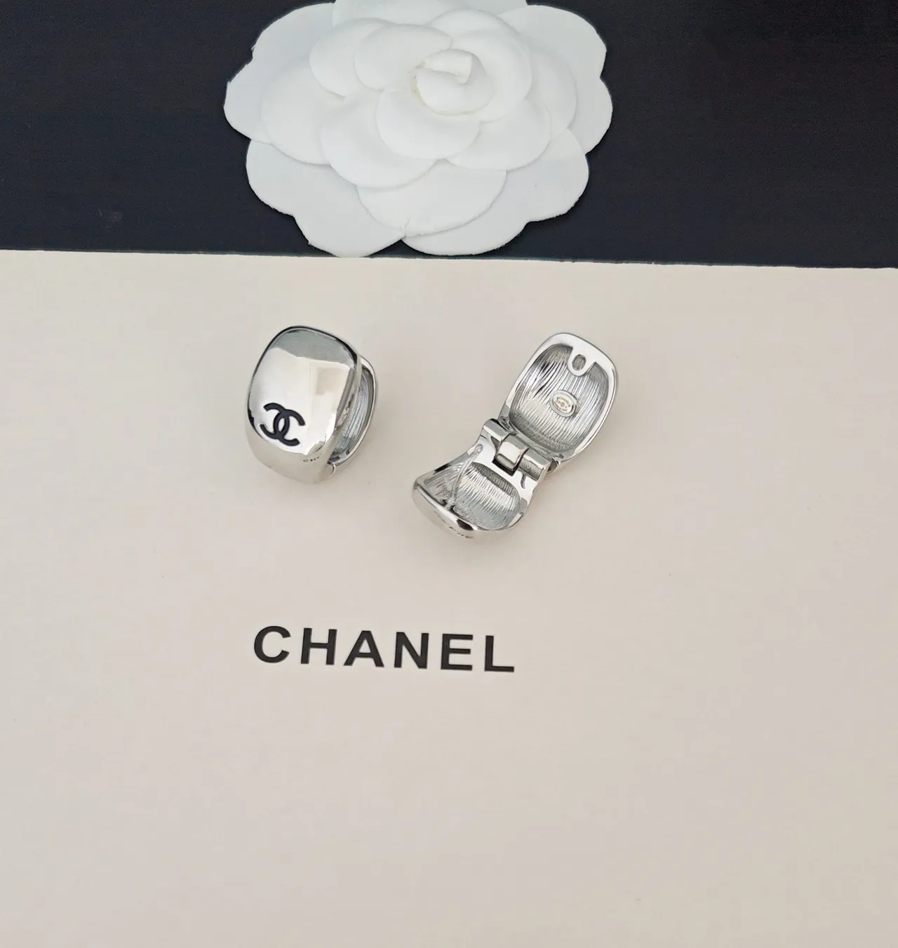 Chanel CC Logo أقراط كليب فضة مصقولة 3