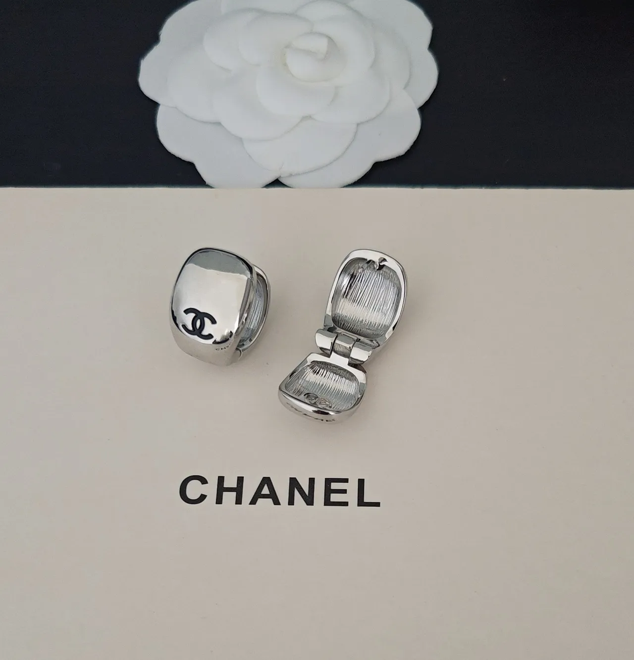 Chanel CC Logo أقراط كليب فضة مصقولة 4